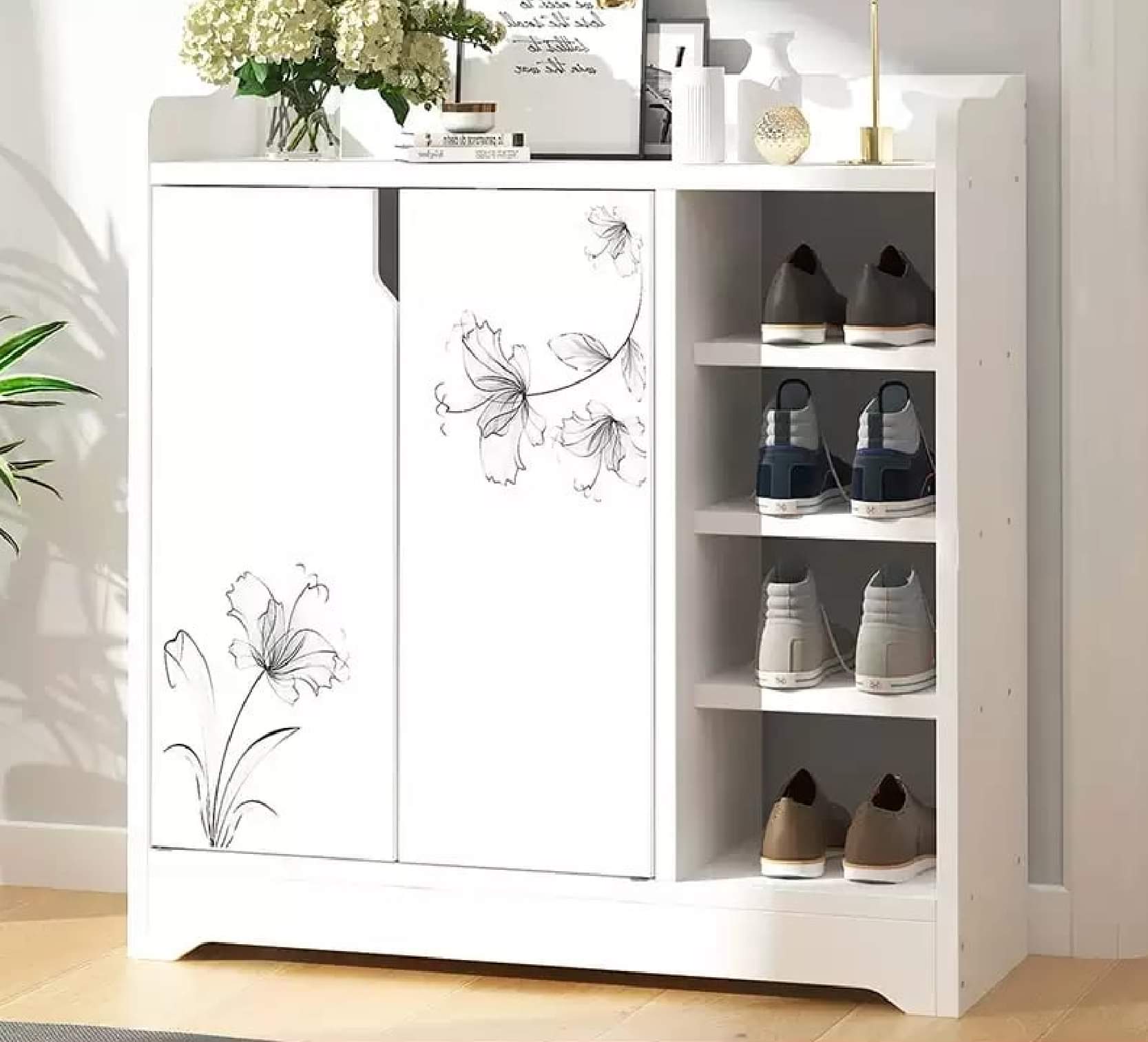 خزانة أحذية خشبية بيضاء مع رفوف جانبية
